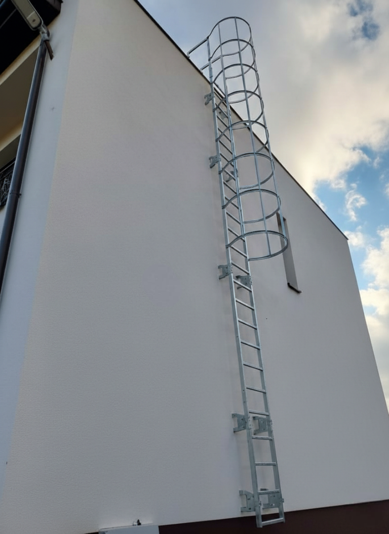 Drabina ewakuacyjna z koszem ochronnym DIN 14094